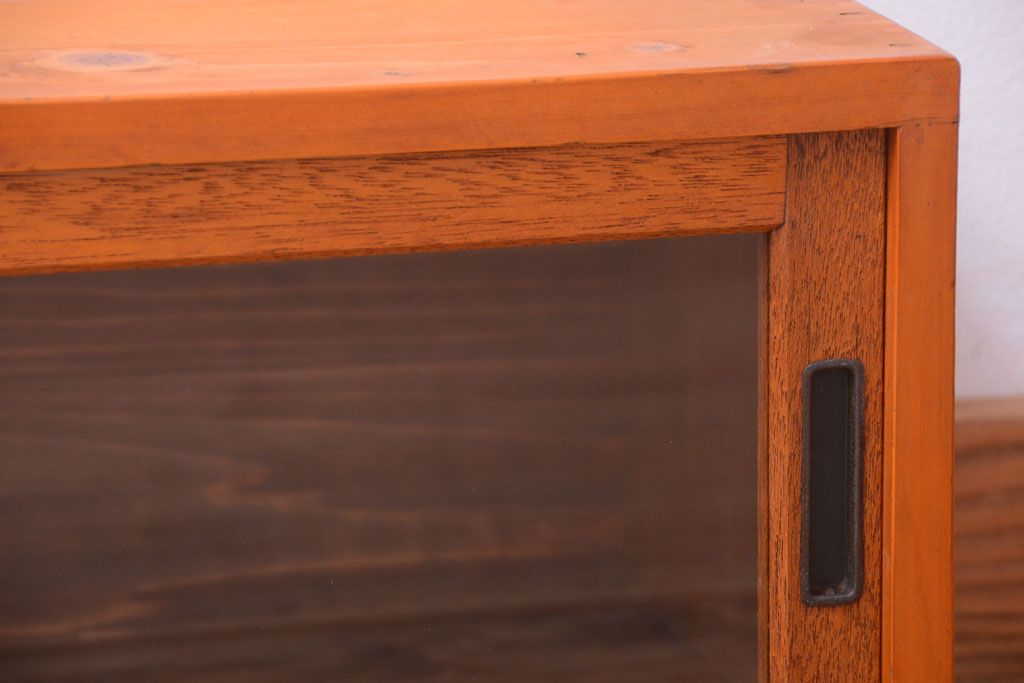 アンティーク家具　アンティーク　小ぶりでシンプルなローボード(テレビボード)(3)