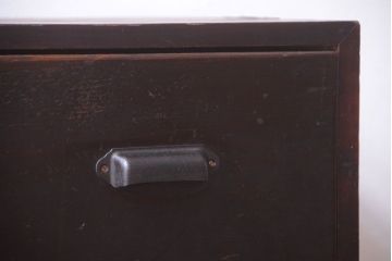 アンティーク家具　和製アンティーク　前面栗材の鉄脚付き時代箪笥ローボード(1)