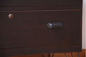 アンティーク家具　和製アンティーク　前面栗材の鉄脚付き時代箪笥ローボード(1)