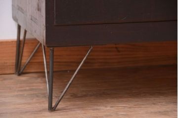 アンティーク家具　和製アンティーク　前面栗材の鉄脚付き時代箪笥ローボード(1)