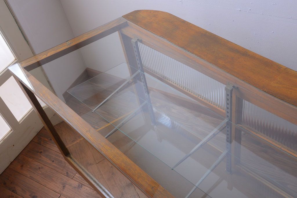 アンティーク家具　和製アンティーク　特大サイズ!モールガラス入りの珍しい曲げガラスショーケース