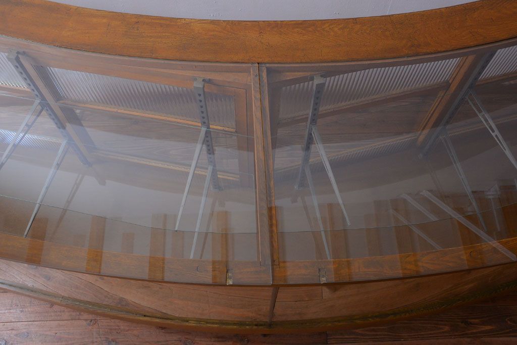 アンティーク家具　和製アンティーク　特大サイズ!モールガラス入りの珍しい曲げガラスショーケース