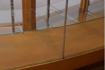 アンティーク家具　和製アンティーク　特大サイズ!モールガラス入りの珍しい曲げガラスショーケース