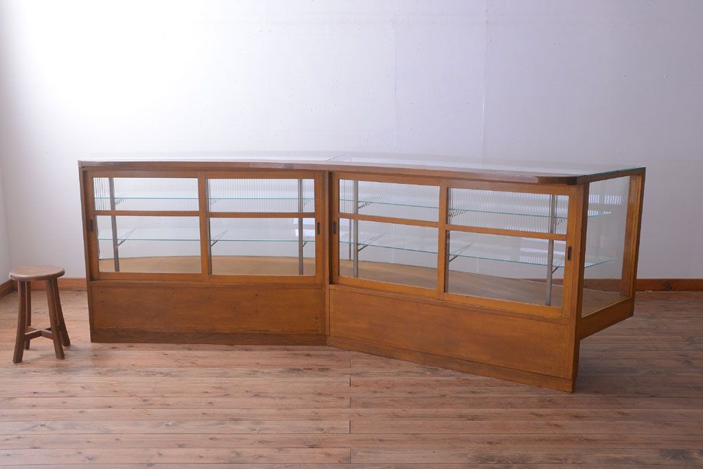 アンティーク家具　和製アンティーク　特大サイズ!モールガラス入りの珍しい曲げガラスショーケース