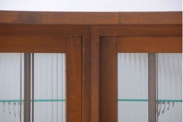 アンティーク家具　和製アンティーク　特大サイズ!モールガラス入りの珍しい曲げガラスショーケース