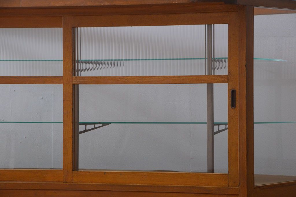 アンティーク家具　和製アンティーク　特大サイズ!モールガラス入りの珍しい曲げガラスショーケース