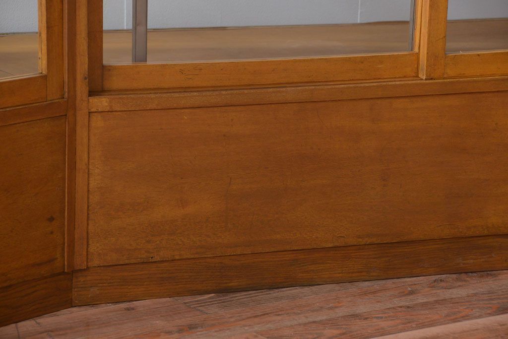 アンティーク家具　和製アンティーク　特大サイズ!モールガラス入りの珍しい曲げガラスショーケース