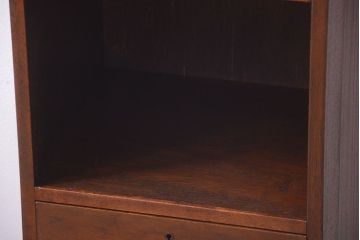 アンティーク家具　和製アンティーク　古い木製の縦型収納棚(ガラス戸棚)