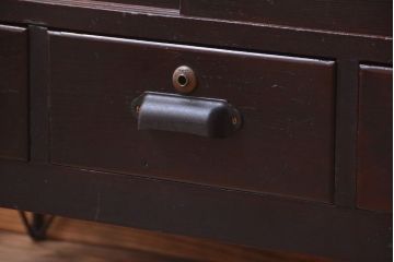 アンティーク家具　アンティーク　前面栗材のダイヤガラス引き戸鉄脚ローボード