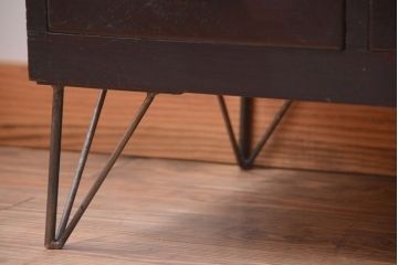アンティーク家具　アンティーク　前面栗材のダイヤガラス引き戸鉄脚ローボード