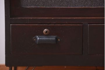 アンティーク家具　アンティーク　前面栗材のダイヤガラス引き戸鉄脚ローボード