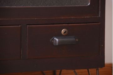 アンティーク家具　アンティーク　前面栗材のダイヤガラス引き戸鉄脚ローボード