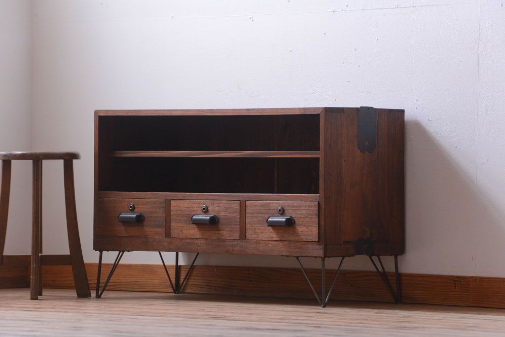 アンティーク家具　和製アンティーク　引き出し3杯付きの鉄脚ローボード