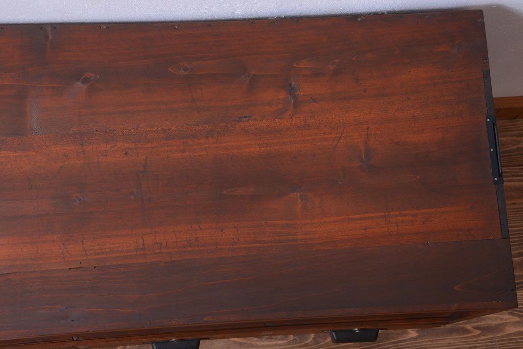 アンティーク家具　和製アンティーク　引き出し3杯付きの鉄脚ローボード