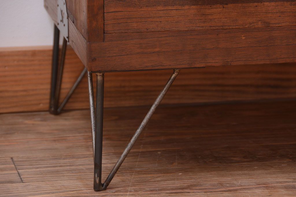 アンティーク家具　和製アンティーク　引き出し3杯付きの鉄脚ローボード