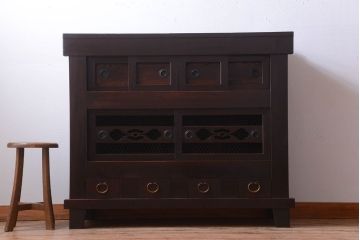 アンティーク家具　古民具・骨董　透かし彫り戸のアンティーク脚付き四尺水屋箪笥(収納棚)