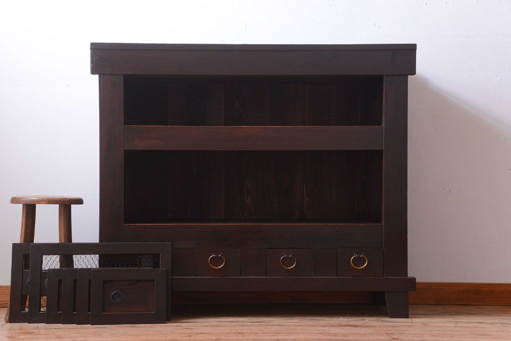 アンティーク家具　古民具・骨董　透かし彫り戸のアンティーク脚付き四尺水屋箪笥(収納棚)