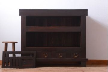 アンティーク家具　古民具・骨董　透かし彫り戸のアンティーク脚付き四尺水屋箪笥(収納棚)