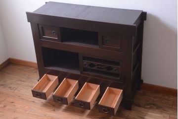 アンティーク家具　古民具・骨董　透かし彫り戸のアンティーク脚付き四尺水屋箪笥(収納棚)