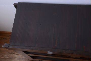 アンティーク家具　古民具・骨董　透かし彫り戸のアンティーク脚付き四尺水屋箪笥(収納棚)