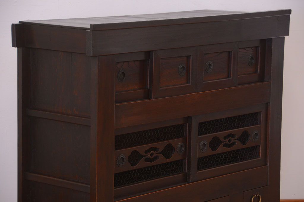 アンティーク家具　古民具・骨董　透かし彫り戸のアンティーク脚付き四尺水屋箪笥(収納棚)