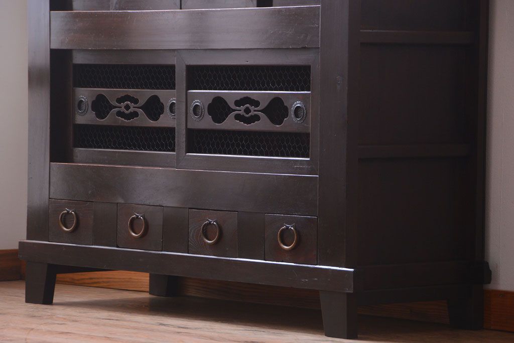 アンティーク家具　古民具・骨董　透かし彫り戸のアンティーク脚付き四尺水屋箪笥(収納棚)