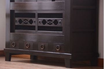 アンティーク家具　古民具・骨董　透かし彫り戸のアンティーク脚付き四尺水屋箪笥(収納棚)