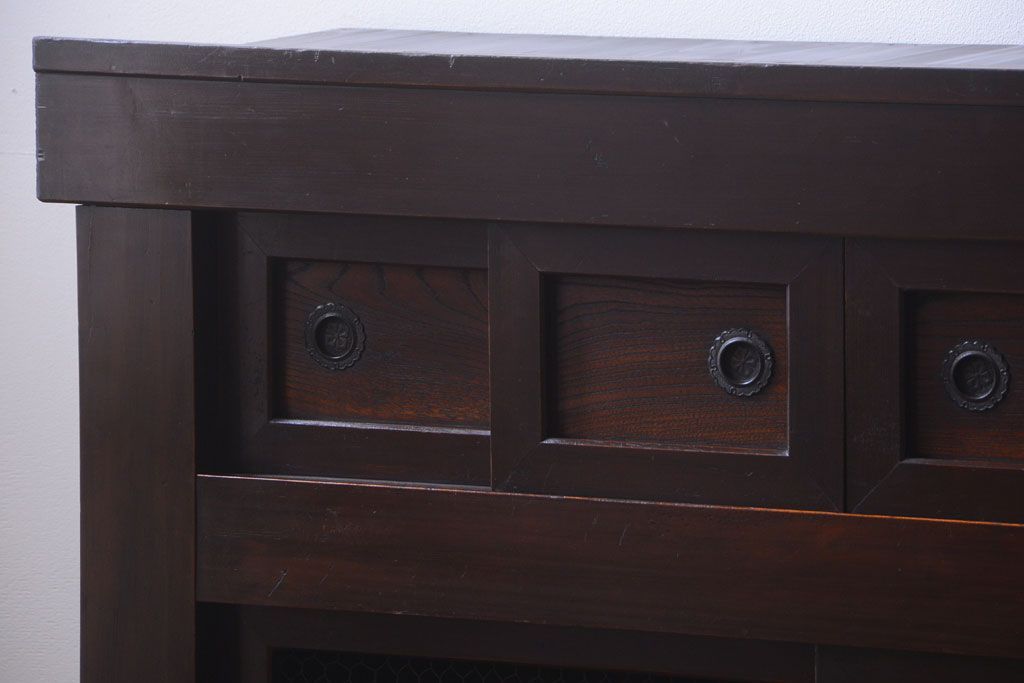 アンティーク家具　古民具・骨董　透かし彫り戸のアンティーク脚付き四尺水屋箪笥(収納棚)