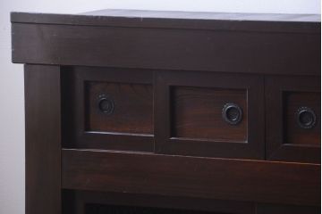 アンティーク家具　古民具・骨董　透かし彫り戸のアンティーク脚付き四尺水屋箪笥(収納棚)