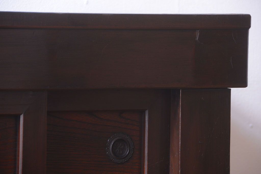 アンティーク家具　古民具・骨董　透かし彫り戸のアンティーク脚付き四尺水屋箪笥(収納棚)