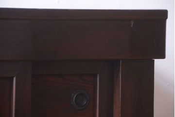 アンティーク家具　古民具・骨董　透かし彫り戸のアンティーク脚付き四尺水屋箪笥(収納棚)