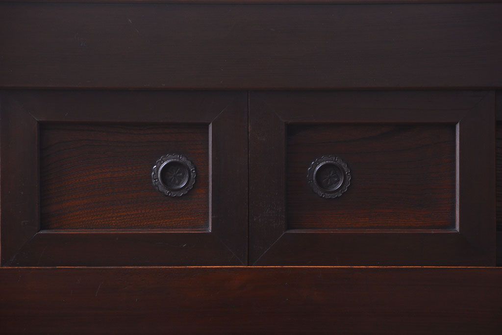 アンティーク家具　古民具・骨董　透かし彫り戸のアンティーク脚付き四尺水屋箪笥(収納棚)