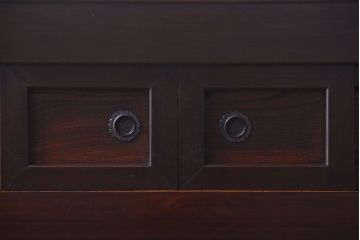 アンティーク家具　古民具・骨董　透かし彫り戸のアンティーク脚付き四尺水屋箪笥(収納棚)