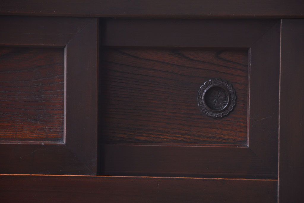 アンティーク家具　古民具・骨董　透かし彫り戸のアンティーク脚付き四尺水屋箪笥(収納棚)