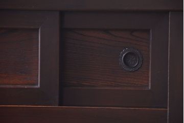 アンティーク家具　古民具・骨董　透かし彫り戸のアンティーク脚付き四尺水屋箪笥(収納棚)