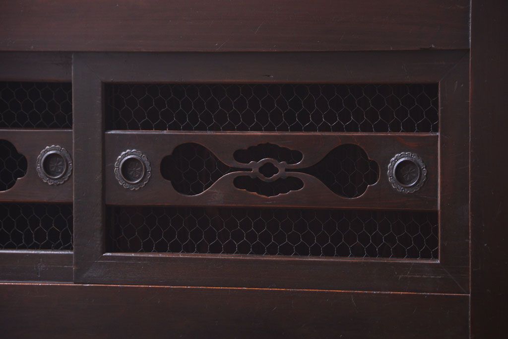 アンティーク家具　古民具・骨董　透かし彫り戸のアンティーク脚付き四尺水屋箪笥(収納棚)