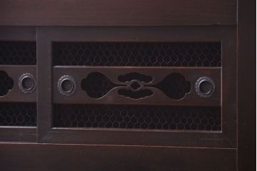 アンティーク家具　古民具・骨董　透かし彫り戸のアンティーク脚付き四尺水屋箪笥(収納棚)