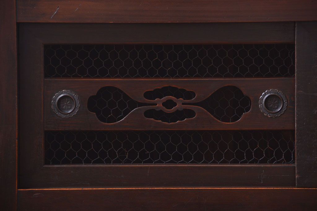 アンティーク家具　古民具・骨董　透かし彫り戸のアンティーク脚付き四尺水屋箪笥(収納棚)