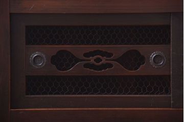 アンティーク家具　古民具・骨董　透かし彫り戸のアンティーク脚付き四尺水屋箪笥(収納棚)