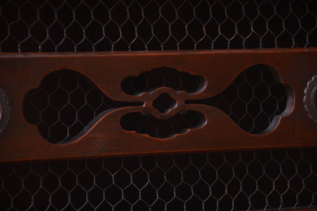 アンティーク家具　古民具・骨董　透かし彫り戸のアンティーク脚付き四尺水屋箪笥(収納棚)