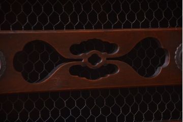 アンティーク家具　古民具・骨董　透かし彫り戸のアンティーク脚付き四尺水屋箪笥(収納棚)