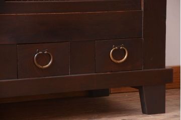 アンティーク家具　古民具・骨董　透かし彫り戸のアンティーク脚付き四尺水屋箪笥(収納棚)