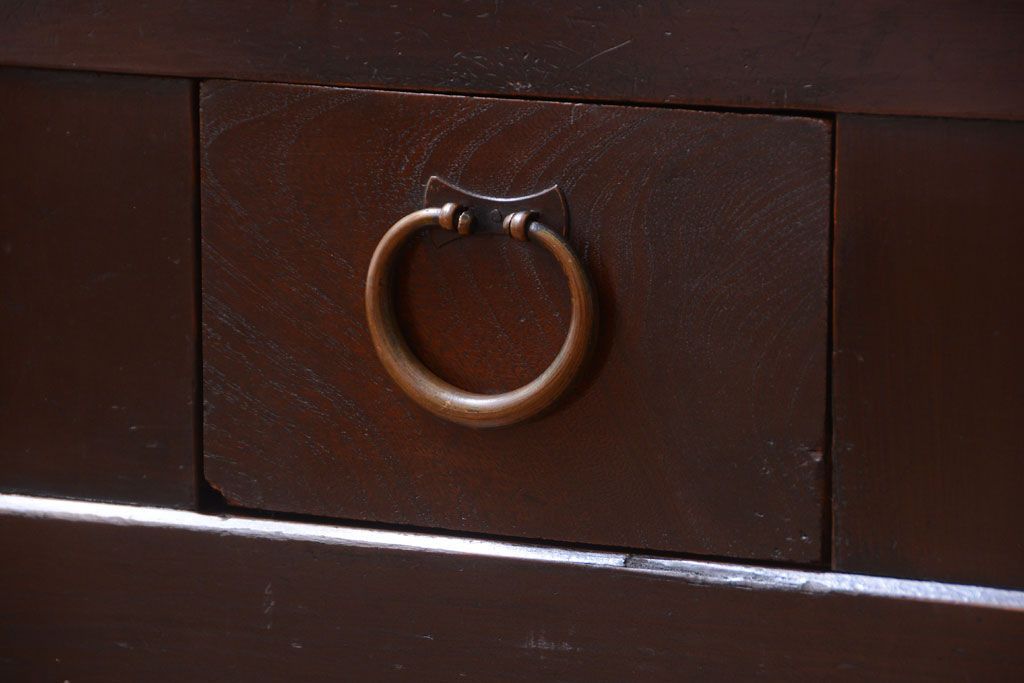 アンティーク家具　古民具・骨董　透かし彫り戸のアンティーク脚付き四尺水屋箪笥(収納棚)