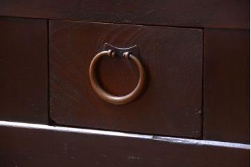 アンティーク家具　古民具・骨董　透かし彫り戸のアンティーク脚付き四尺水屋箪笥(収納棚)