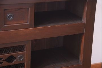 アンティーク家具　古民具・骨董　透かし彫り戸のアンティーク脚付き四尺水屋箪笥(収納棚)