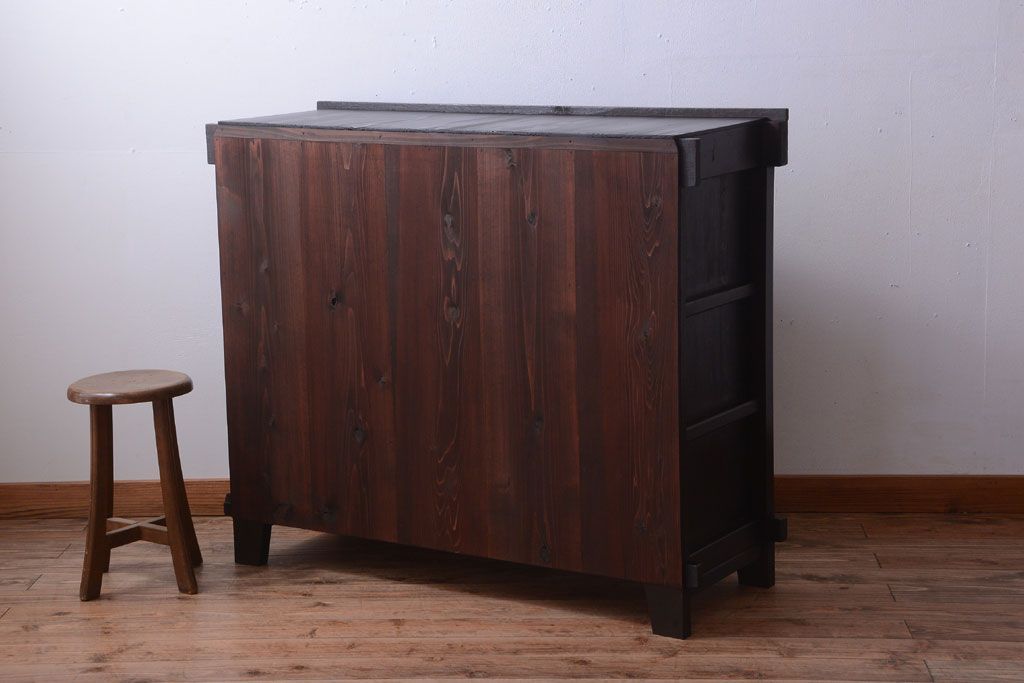 アンティーク家具　古民具・骨董　透かし彫り戸のアンティーク脚付き四尺水屋箪笥(収納棚)