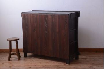 アンティーク家具　古民具・骨董　透かし彫り戸のアンティーク脚付き四尺水屋箪笥(収納棚)