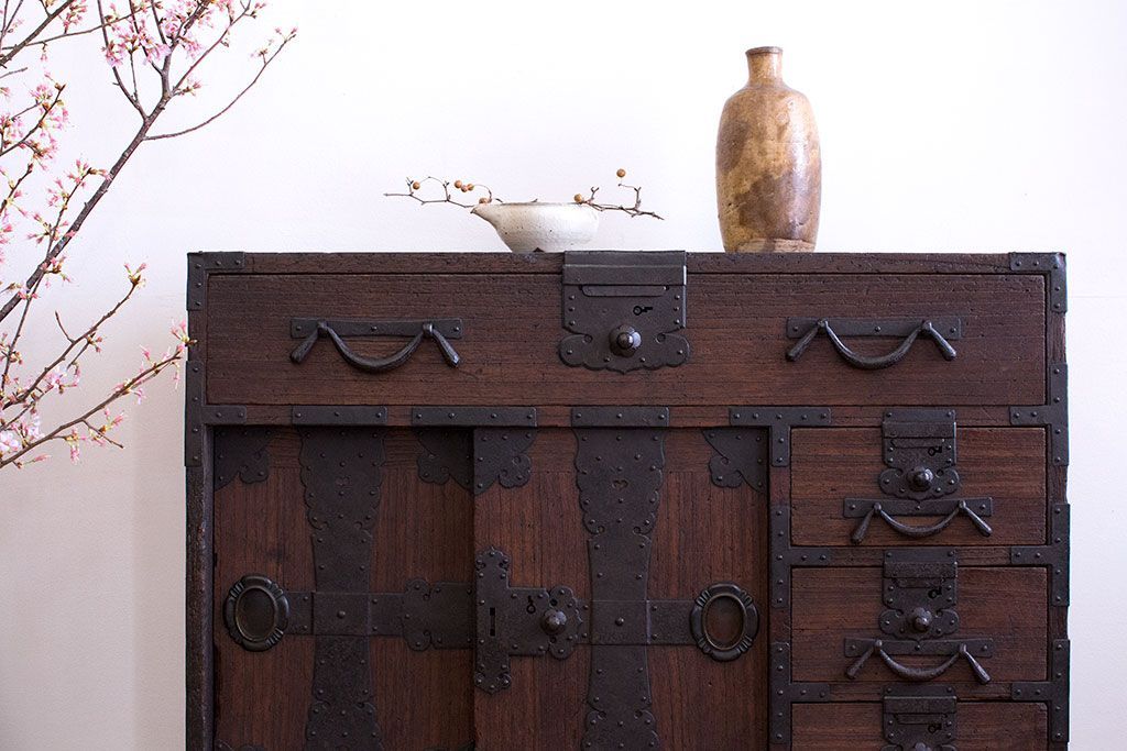 アンティーク家具　古民具・骨董　明治期　重厚な金具のアンティーク帳場箪笥