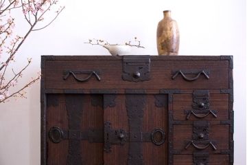 アンティーク家具　古民具・骨董　明治期　重厚な金具のアンティーク帳場箪笥