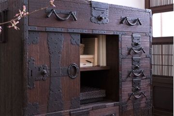 アンティーク家具　古民具・骨董　明治期　重厚な金具のアンティーク帳場箪笥